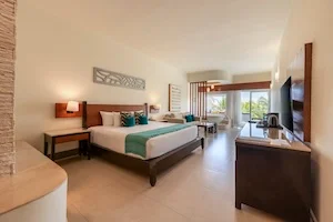 https://www.palmarbeachresortandspa.com/galleries/Suites/DELUXE KING NR1.webp